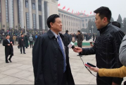 “张家界黑导游假扮交警骗游客”