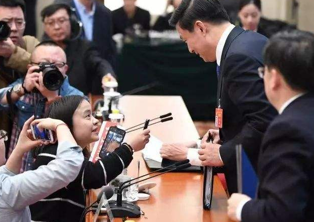 “中国游客出境旅游：过关被索“小费”如何办”