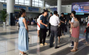 “武汉欢乐谷设备故障 游客倒立悬空长达半小时”